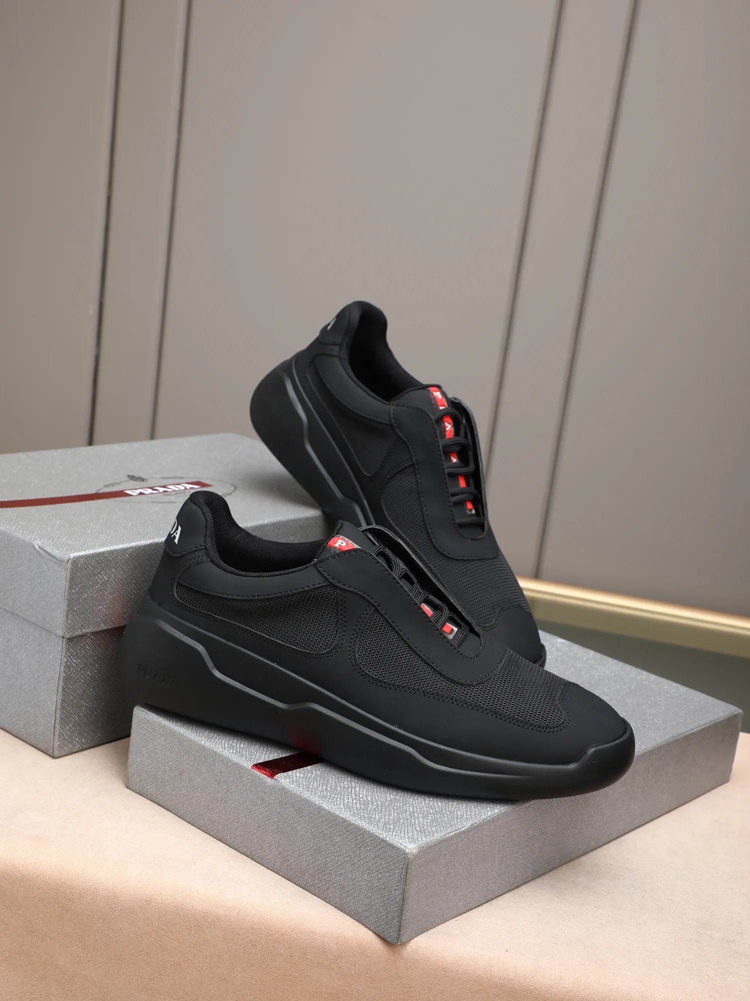 Men's shoes💰420 Prada/Prada sneakers👟! Low-top lace-up sports shoes, fashionable and elegant style. Made of top-layer cowhide leather spliced ​​with breathable mesh. Soft, comfortable and breathable. Logo lettering on the tongue. Finely crafted details. Lightweight foam sole, fashionable and versatile‼ ️size: 38-44 (45 customized